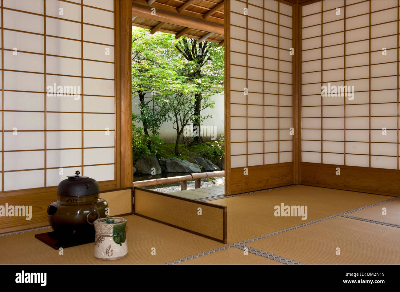 Tee-Zeremonie Utensilien in der Yokokan Residenz der Familie Matsudaira in Fukui City, Japan Stockfoto