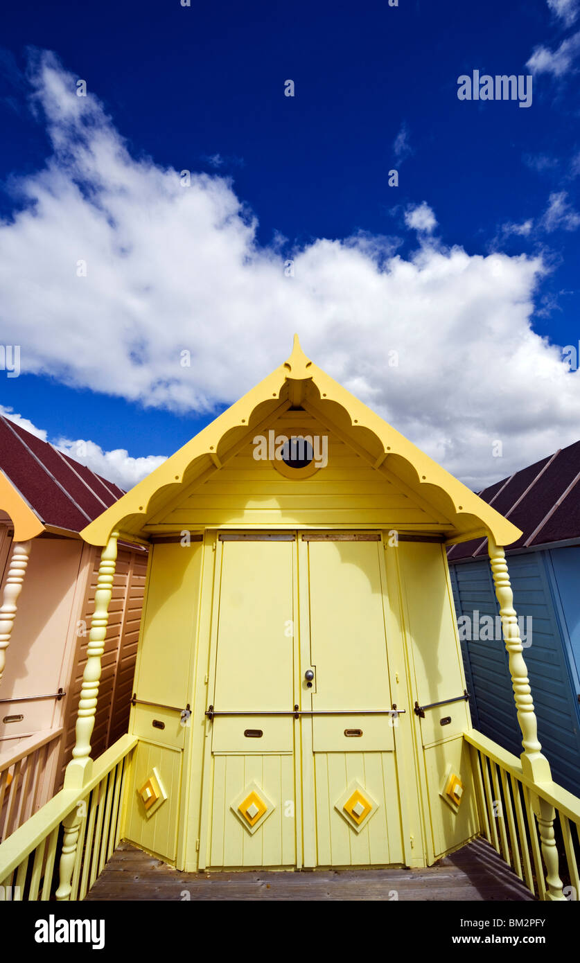 eine hölzerne Strandhütte gegen einen blauen Himmel und Wolken am Meer auf Mersea Island Essex UK Stockfoto