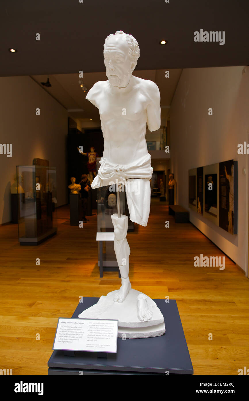 Das Ashmolean Museum für Kunst und Archäologie in Oxford, England. Statue von älteren Fischer Stockfoto