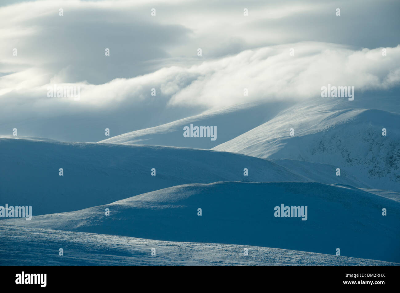 Nebel bedeckt Skiddaw aus großen Sca Fell in den Fjälls Caldbeck in Winter, Lake District, Cumbria, England, UK Stockfoto