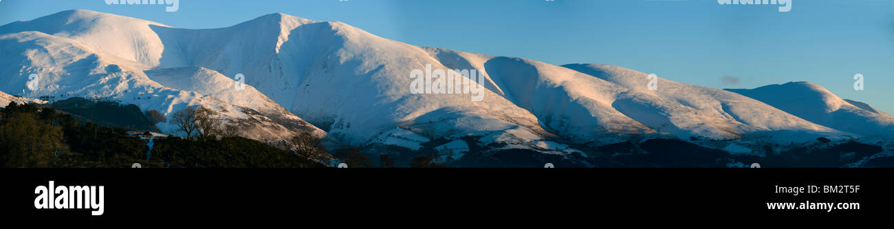 Panorama von Skiddaw vom Kinn (Grisedale Pike) im Winter, in der Nähe von Keswick, Lake District, Cumbria, England, UK Stockfoto