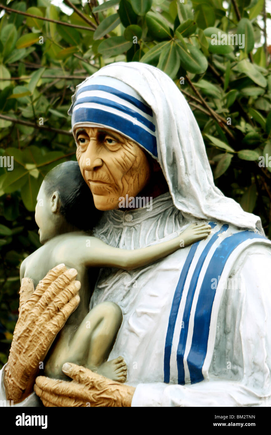 Statue von Mutter Teresa, die ein Kind hält Stockfoto