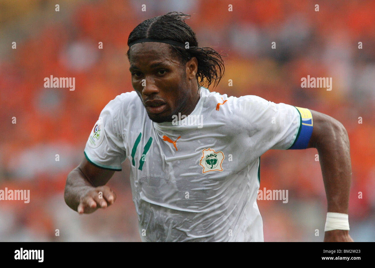 Didier Drogba von Côte d’Ivoire im Einsatz während eines Fußballspiels der FIFA Fussball-Weltmeisterschaft gegen die Niederlande am 16. Juni 2006 in Stuttgart. Nur redaktionelle Verwendung. Kommerzielle Nutzung verboten. (Foto: Jonathan Paul Larsen / Diadem Images) Stockfoto