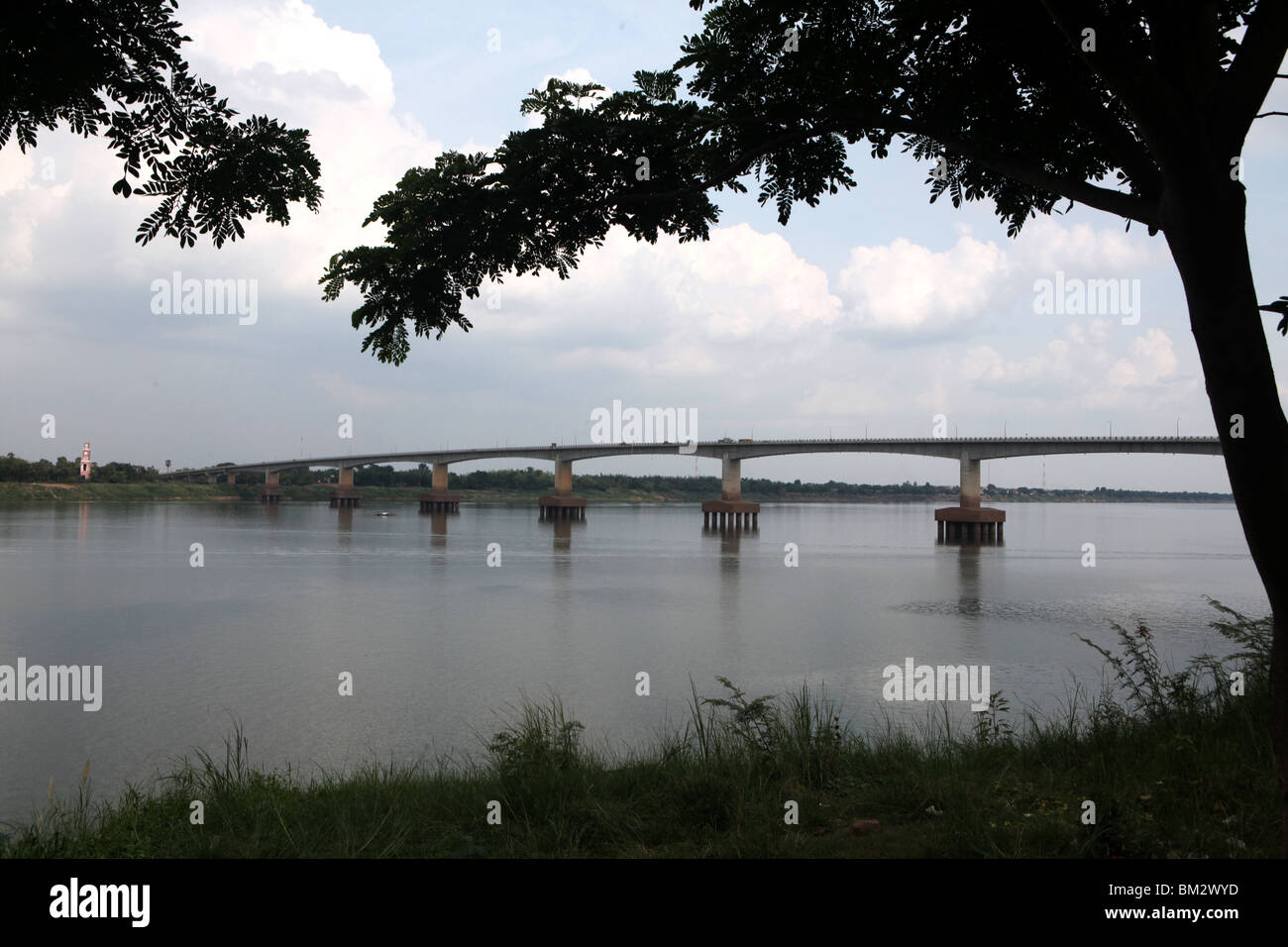 Die Kizuna Bridge, eröffnet im Jahr 2001, über den Mekong River während der trockenen Jahreszeit, Kampong Cham, Kambodscha. Stockfoto
