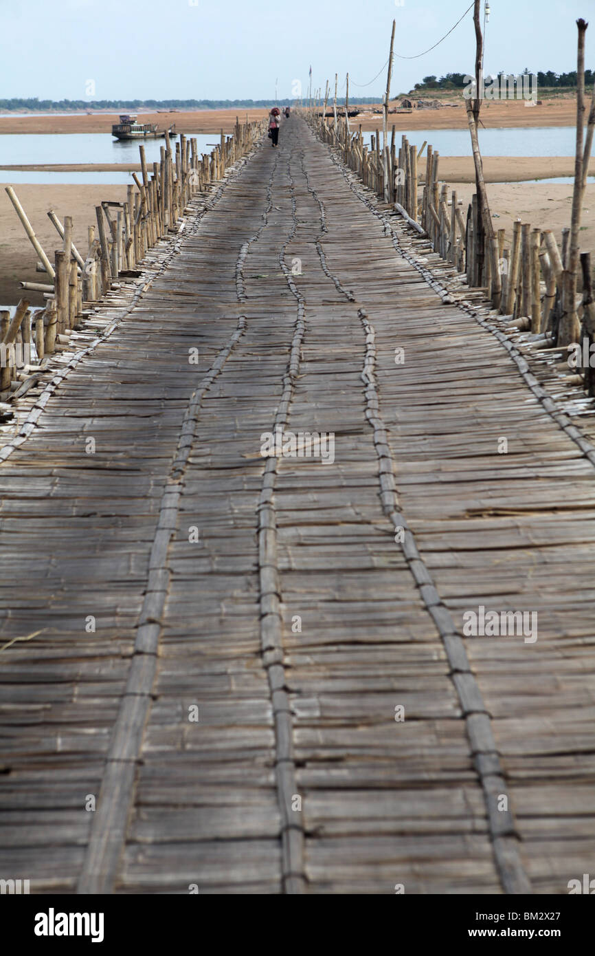 Die Bambusbrücke über den Mekong-Fluss in der Trockenzeit, Kampong Cham, Kambodscha. Stockfoto
