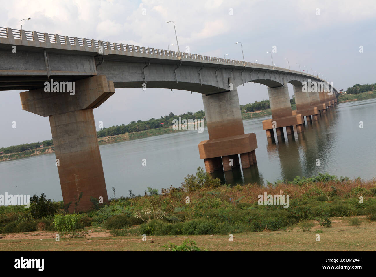 Die Kizuna Bridge, eröffnet im Jahr 2001, über den Mekong River während der trockenen Jahreszeit, Kampong Cham, Kambodscha. Stockfoto