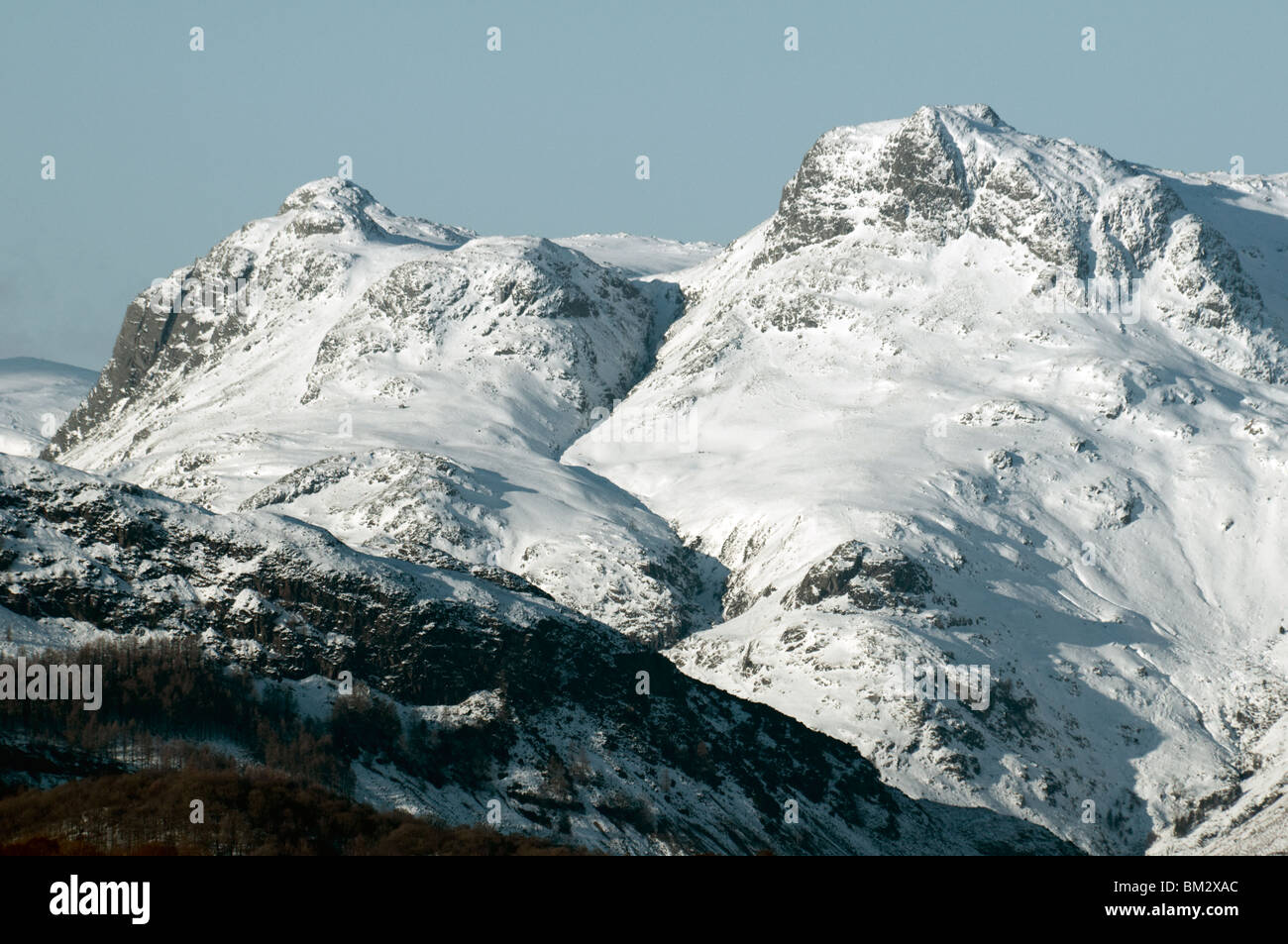 Ein Tele Schuss von Langdale Pikes im Winter entnommen Bowness auf Windermere, Lake District, Cumbria, England, UK Stockfoto