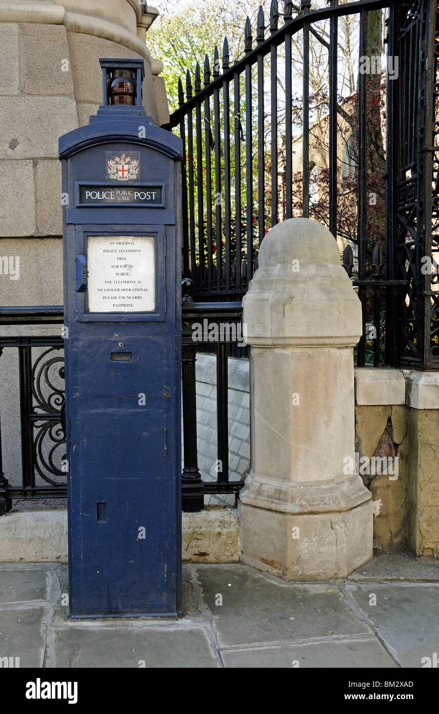 Alten blauen öffentlichen rufen Polizeiposten oder original Polizei Telefon City of London England Großbritannien UK Stockfoto