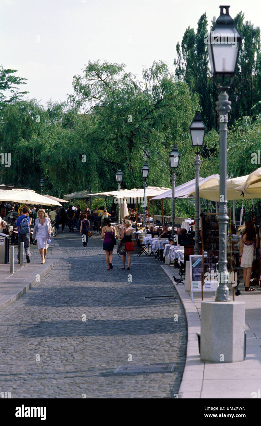 Ljubljana, Slowenien, 15. Juni 2009--Street (Cankarjevo Nabrezje) entlang des Flusses Ljubljanica. Stockfoto
