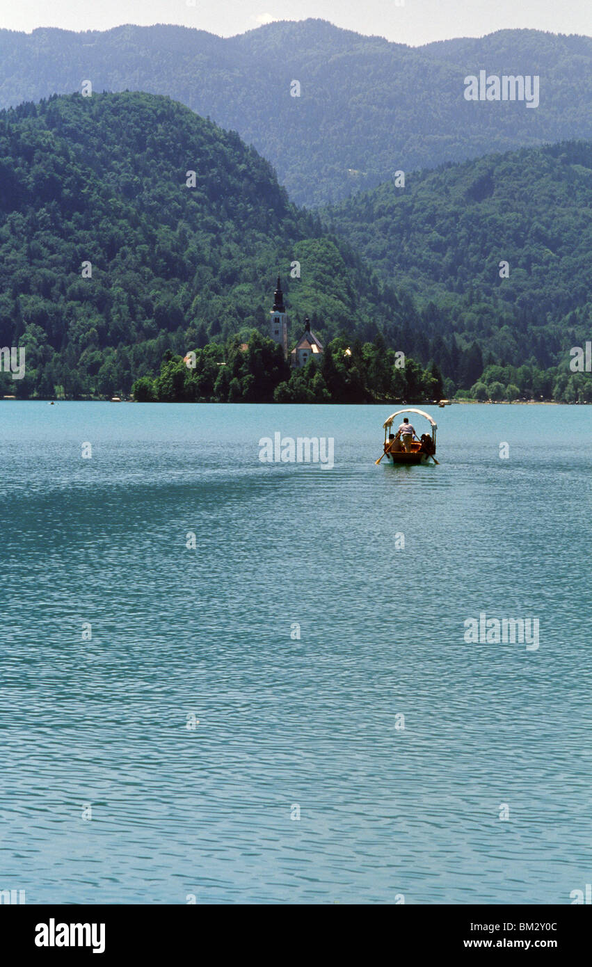 Juni 2009--Traditionelles Ruderboot am Bleder See. Stockfoto