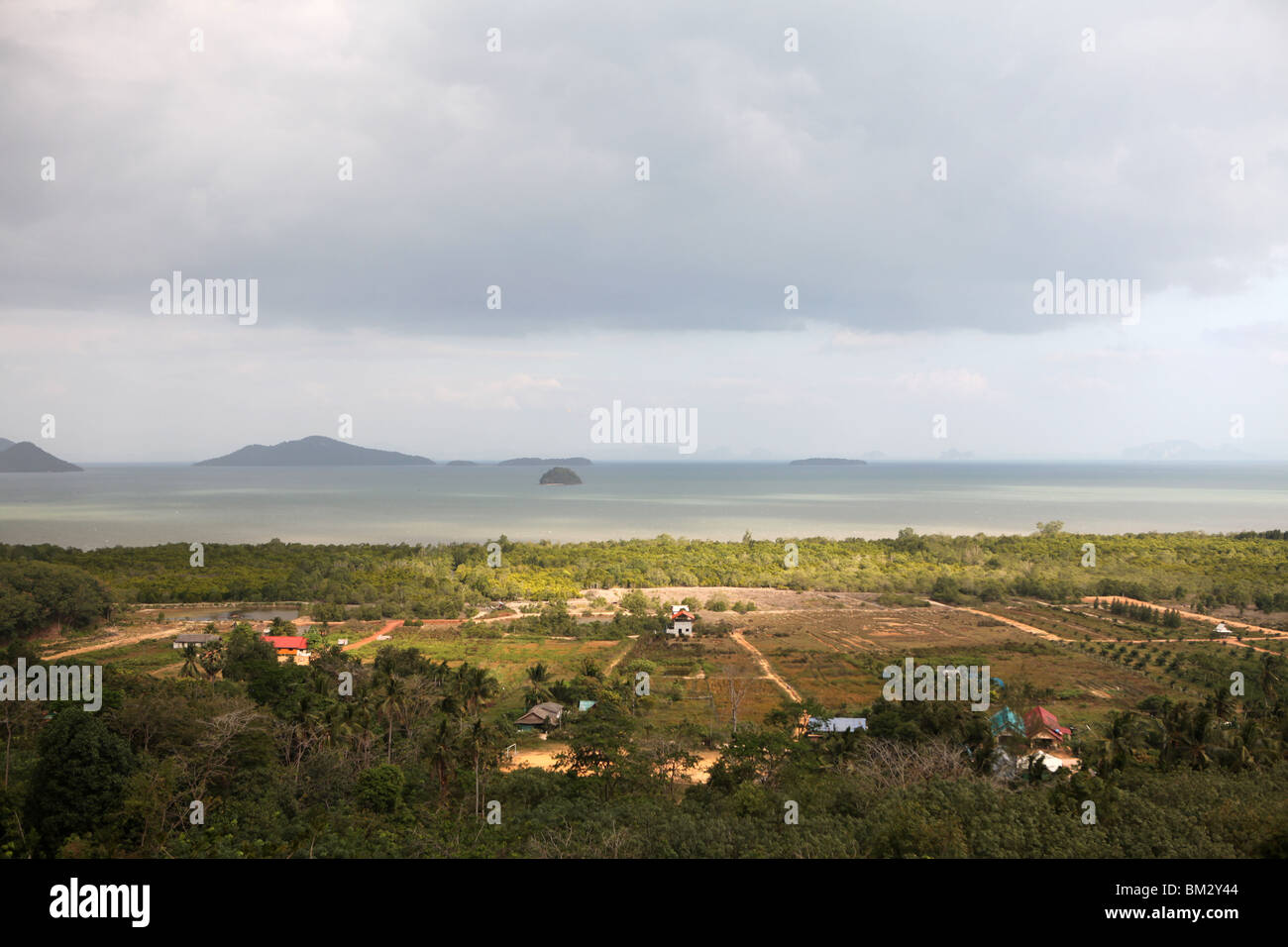 Panoramablick vom Aussichtspunkt Cafe in Ko Lanta, Provinz Krabi, Thailand gesehen. Stockfoto