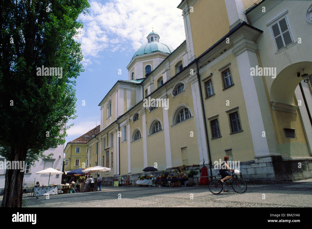 Ljubljana, Slowenien, 15. Juni 2009--Twin Tower St.-Nikolaus-Kirche auf Pogacarjev trg Stockfoto