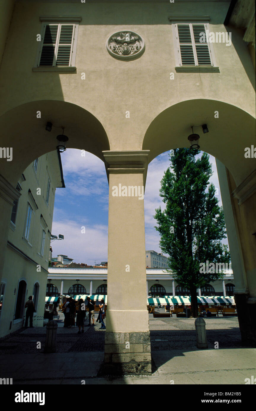 Ljubljana, Slowenien, 15. Juni 2009--Twin Tower St.-Nikolaus-Kirche auf Pogacarjev trg Stockfoto