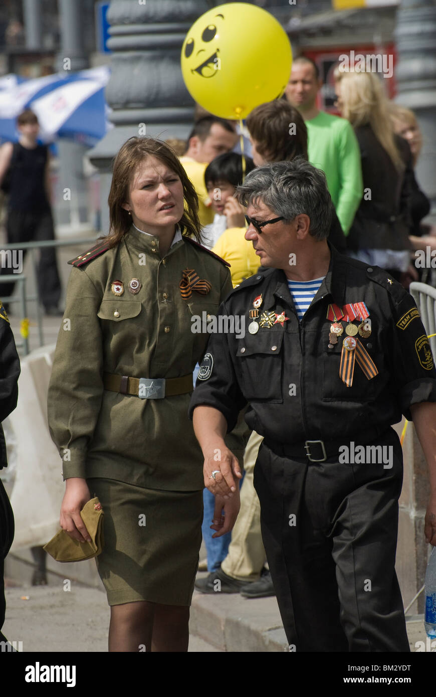 Russische paar in Militäruniform auf der Moskauer Straße Stockfoto