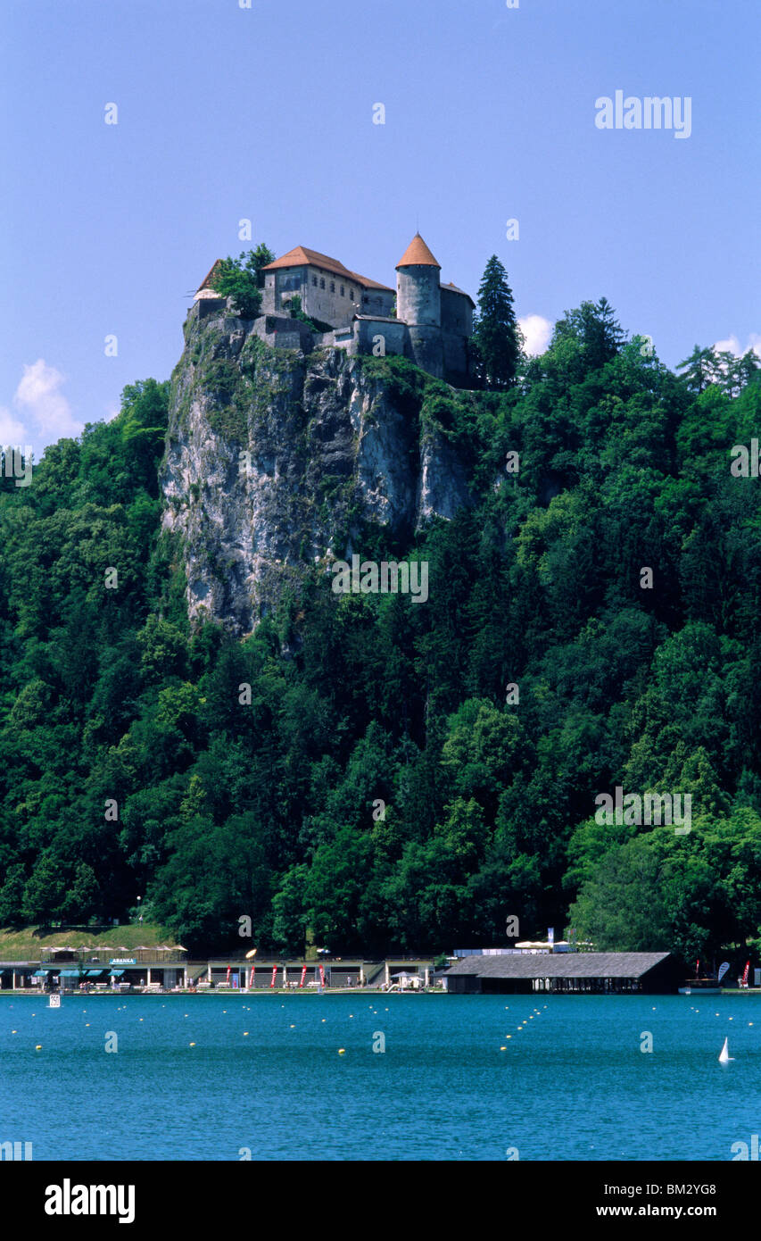 Slowenien, Juni 2009 - Ikone Bled Castle mit Blick auf Lake Bled. Stockfoto