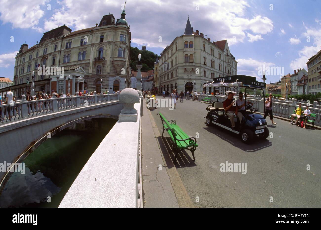 Ljubljana, Slowenien, 15. Juni 2009--"Kavalir" (Gentleman) Golf Cart Kreuze die Triple Bridge in Ljubljana. Stockfoto