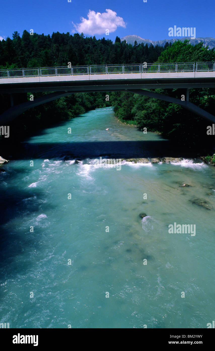 Slowenien, Juni 2009 - Brücke über den Sara-Fluss, auf dem Weg vom Bahnhof Lesce-Bled zum Bleder See. Stockfoto