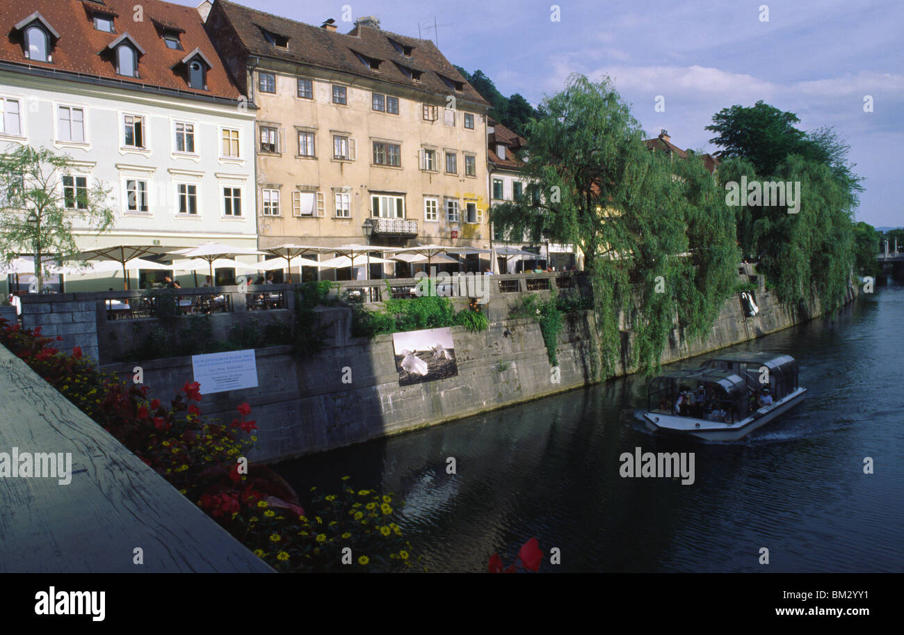 Ljubljana, Slowenien, Juni 2009 - Sightseeing Boot auf dem Fluss Ljubljanica. Stockfoto