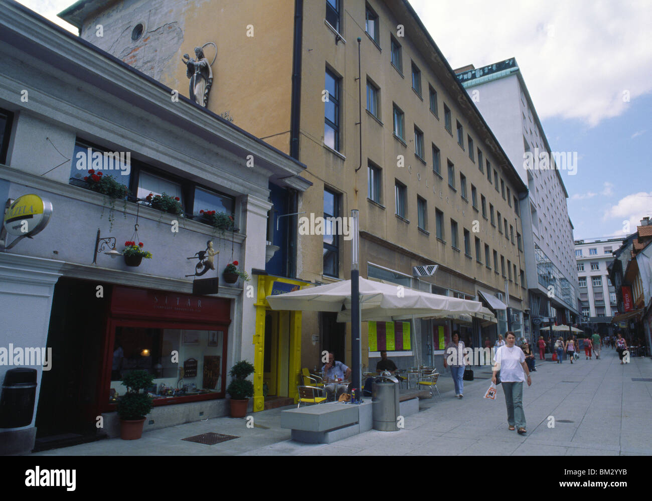 Ljubljana, Slowenien, Juni 2009 - Statue des Heiligen überblickt Fußgängerzone. Stockfoto