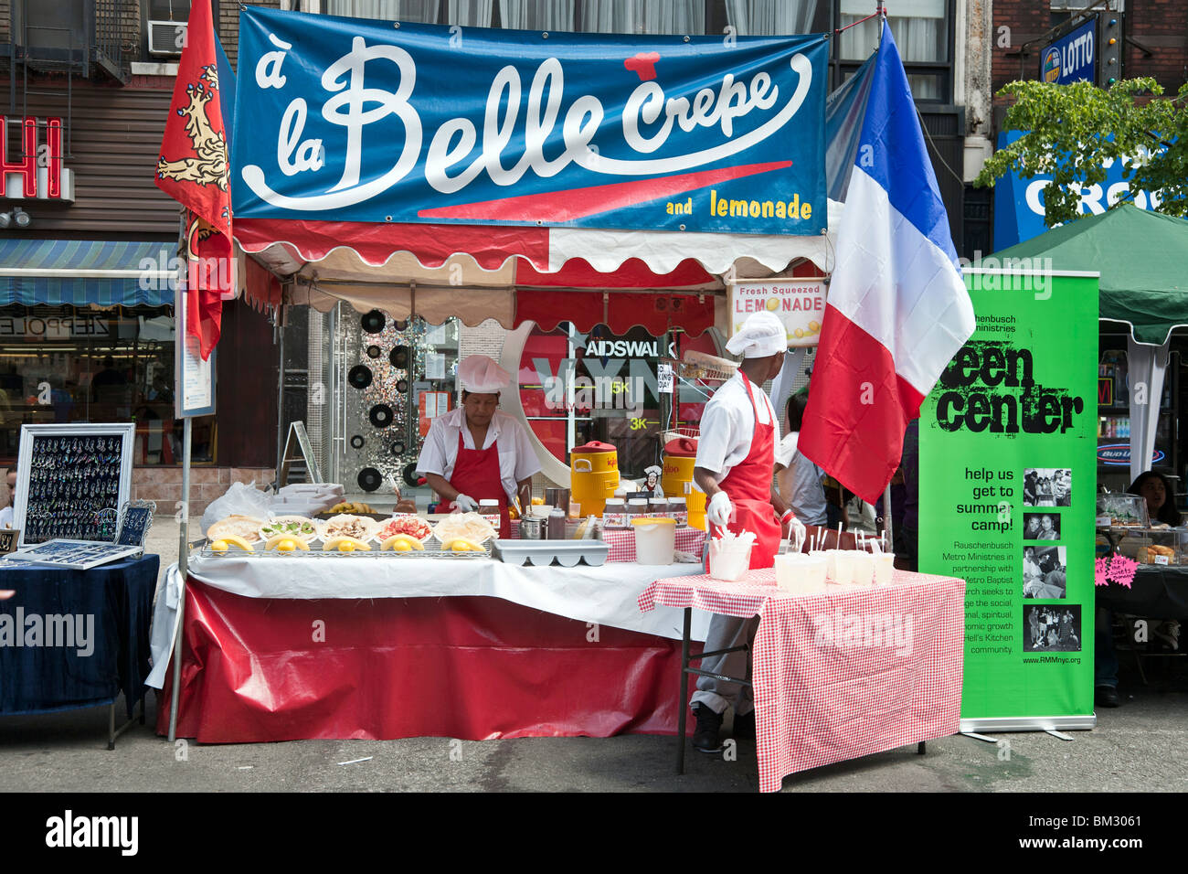 kecke rot weiße & blaue französische Crêpe stehen mit zwei Köchen in roten Schürzen Ninth Avenue International Food Festival New York City Stockfoto