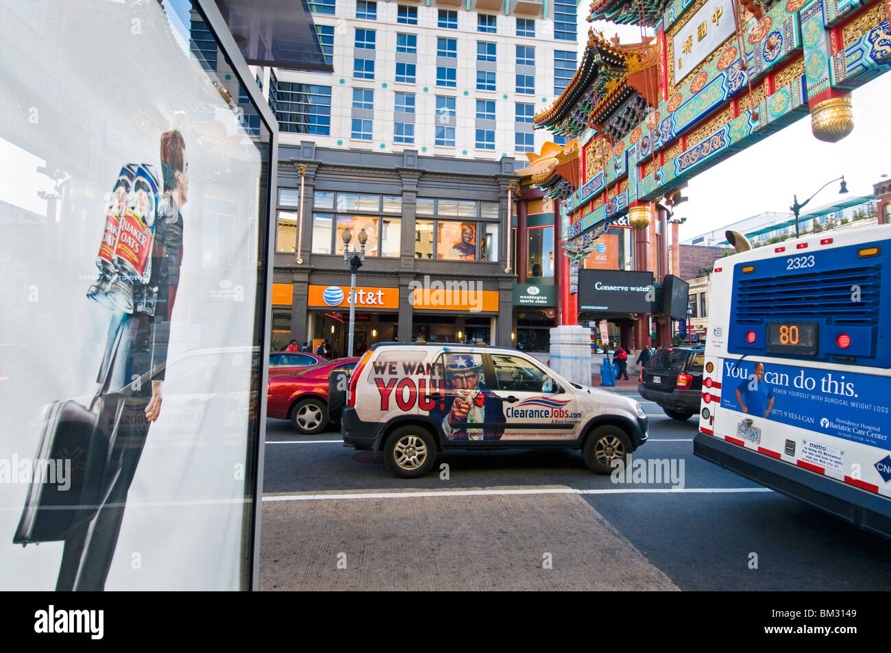 Einer belebten Straße in Washington DC mit Werbung überall und die Chinatown Arch. Der Schnittpunkt der 7. & H st. Washington DC Stockfoto