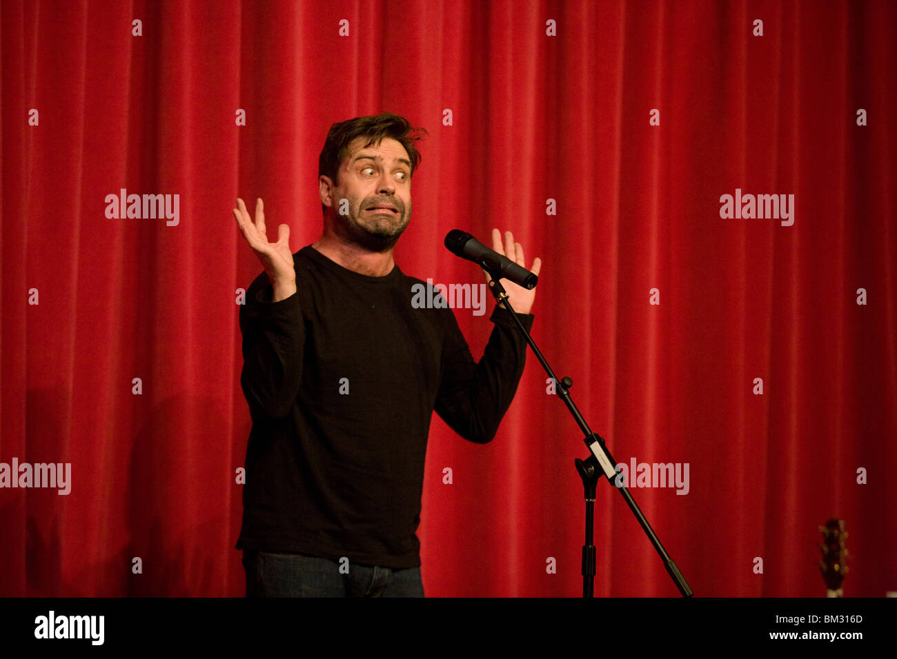 Der Komiker Phil Nichol führt auf der Bühne in London. Stockfoto