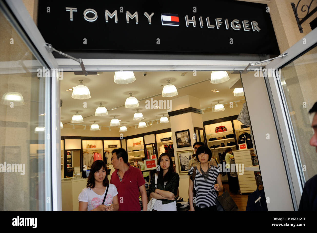 Chinesisch in einem Tommy Hilfiger-Geschäft in Peking Scitech Premium Outlet Mall in Peking, China einkaufen. 15. Mai 2010 Stockfoto