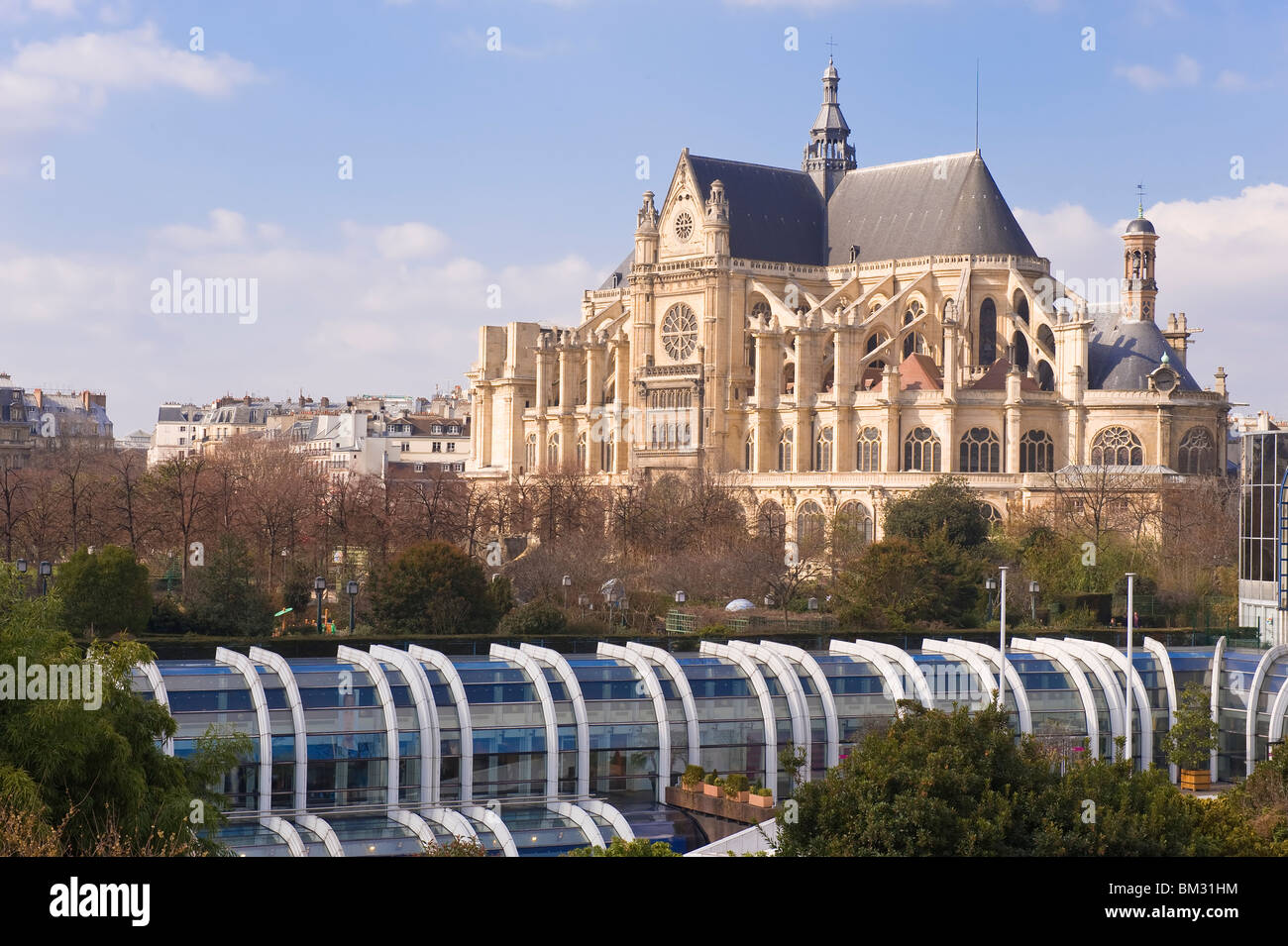 Saint-Eustache Kirche betrachtet aus dem Einkaufszentrum Forum des Halles, Paris, Frankreich Stockfoto