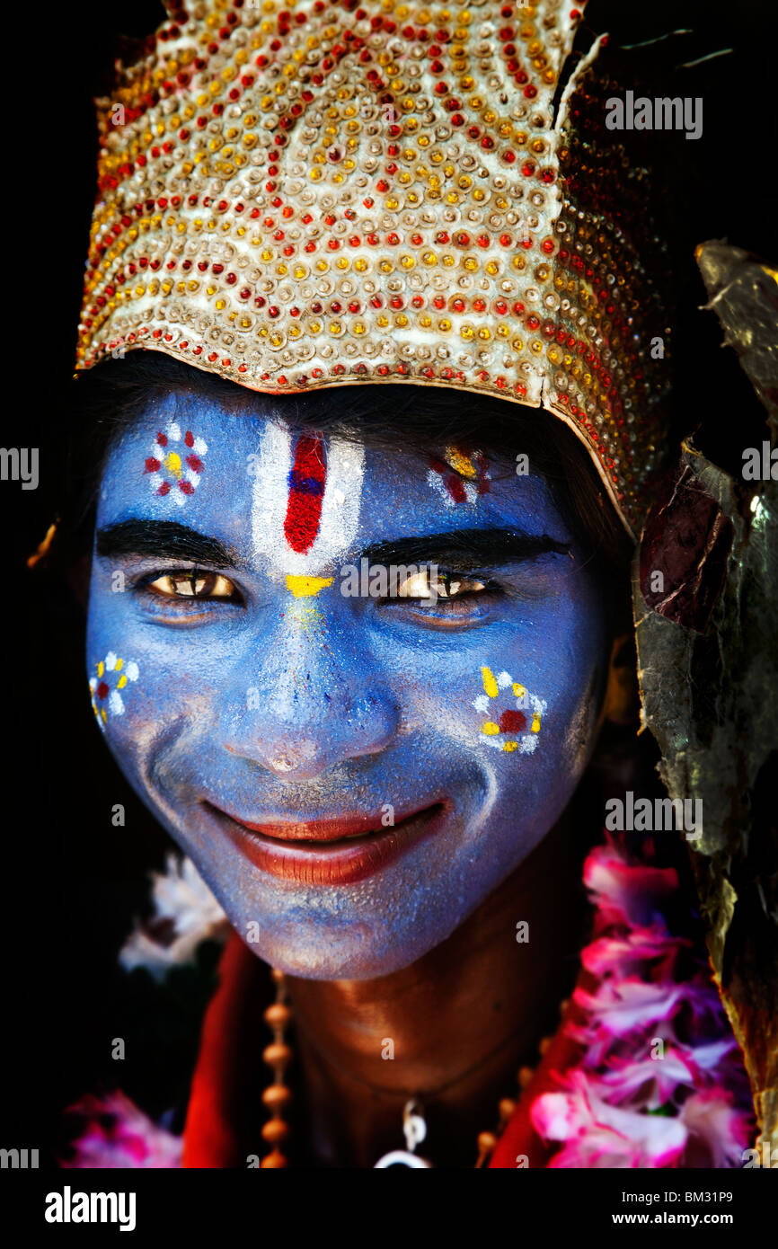 Ein Kind, frommen eifrigen Anhänger in Pondicherry, Tamil Nadu, Indien bemalt den Hindu-Gott Shivas Stockfoto