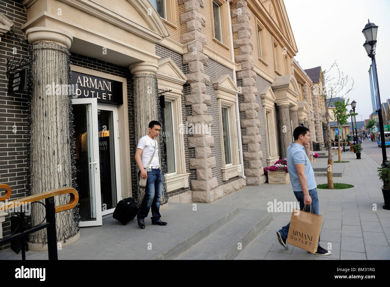 Zwei chinesische leave me ARMANI Outlet store bei Peking Scitech Premium Outlet Mall in Peking, China. 15. Mai 2010 Stockfoto