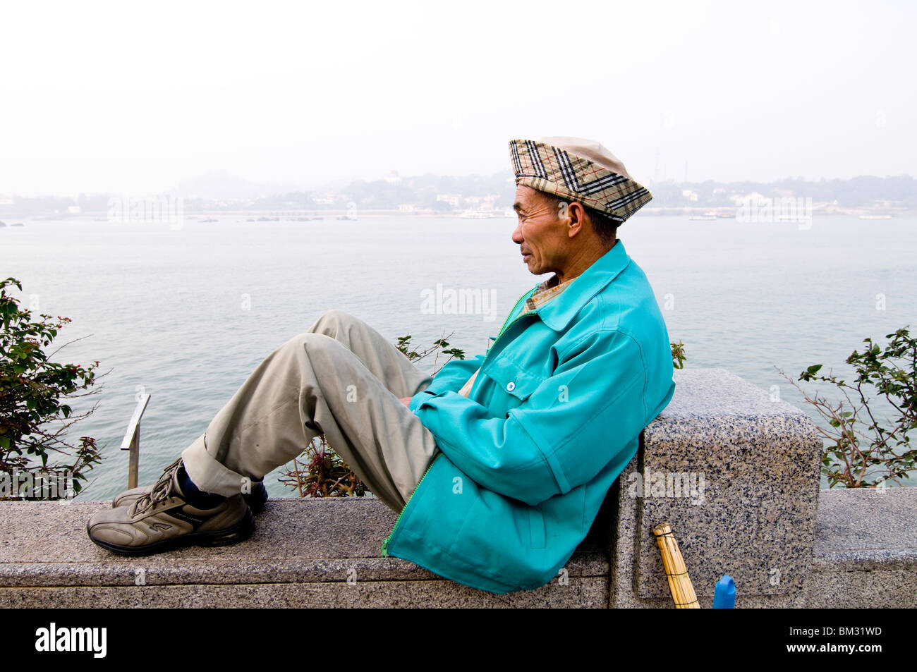 Ein chinesischer Mann überprüfen den Meerblick in Xiamen, China. Stockfoto