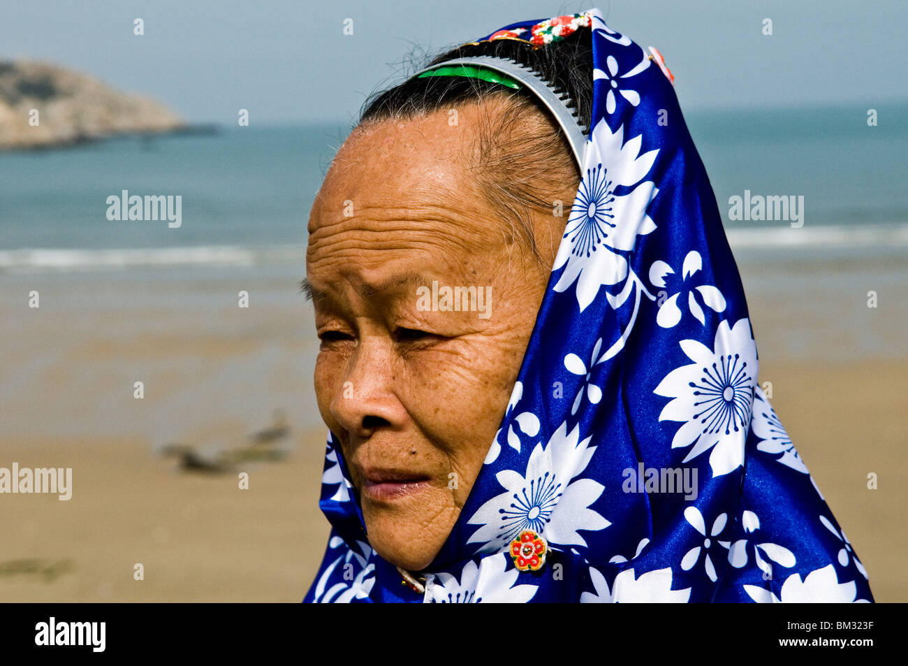 Porträt einer Hui'an Frau Frau genommen an der Küste des Südchinesischen Meeres. Stockfoto