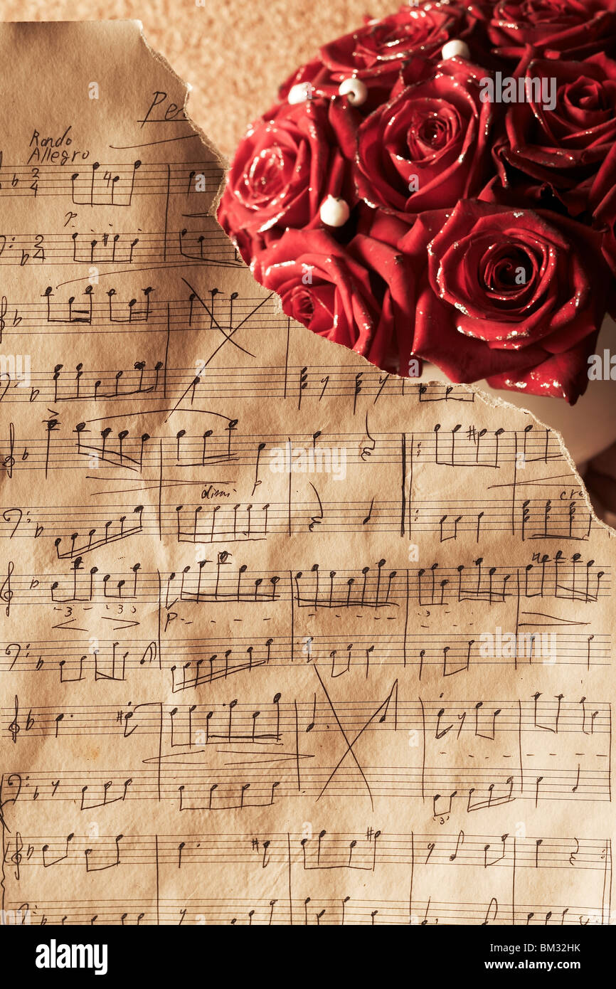 Partitur und rote Rosen Stockfoto