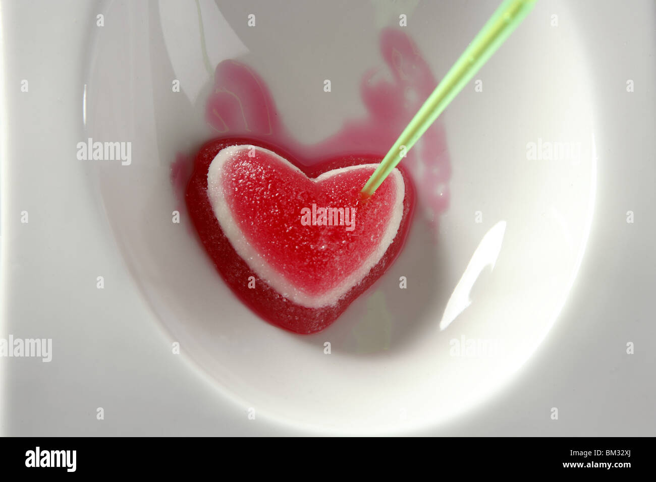 Essen Sie Gelee Erdbeere blutige Herz romantische Metapher Stockfoto