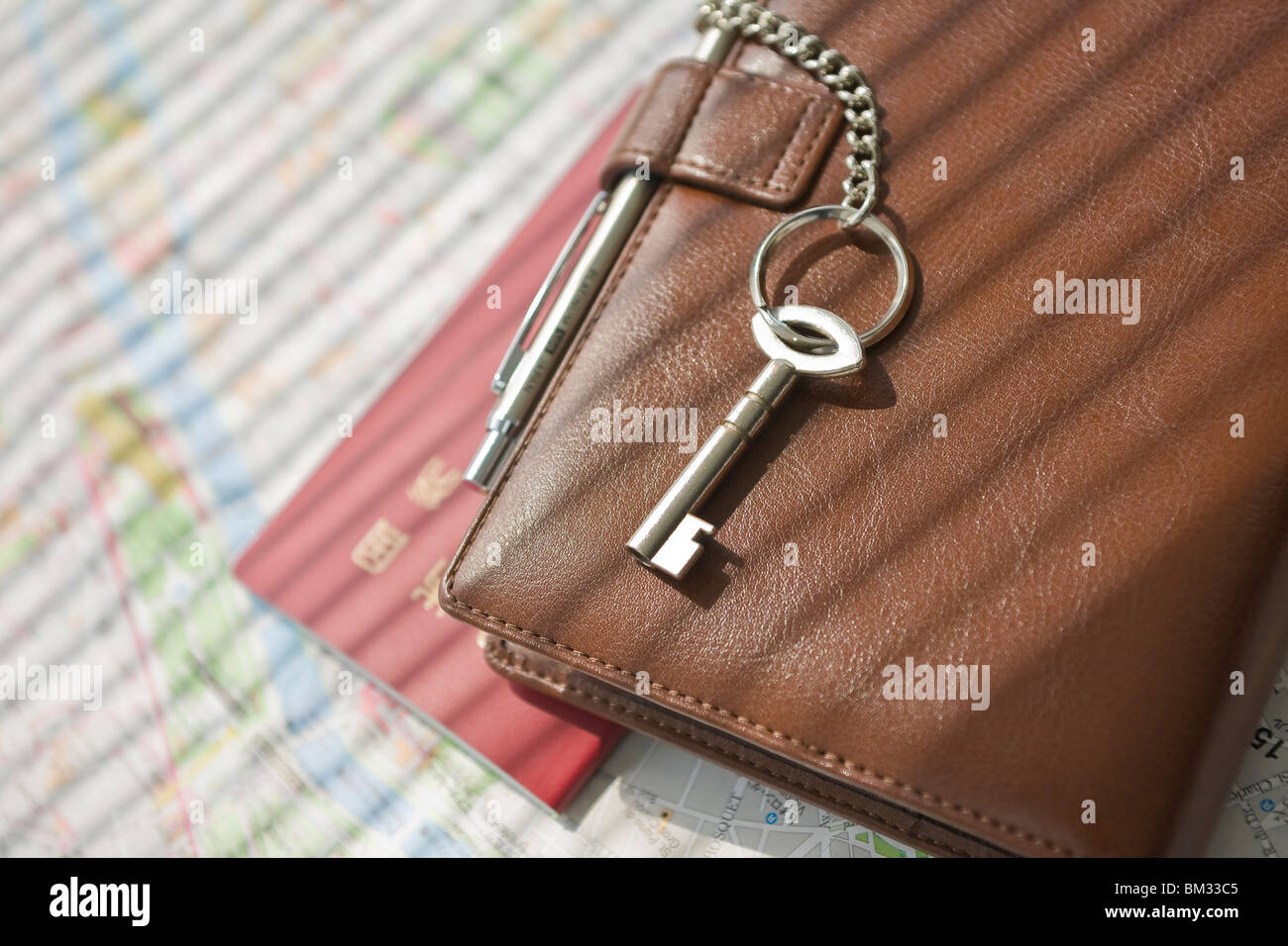 Tagebuch, Schlüssel und Pass Stockfoto