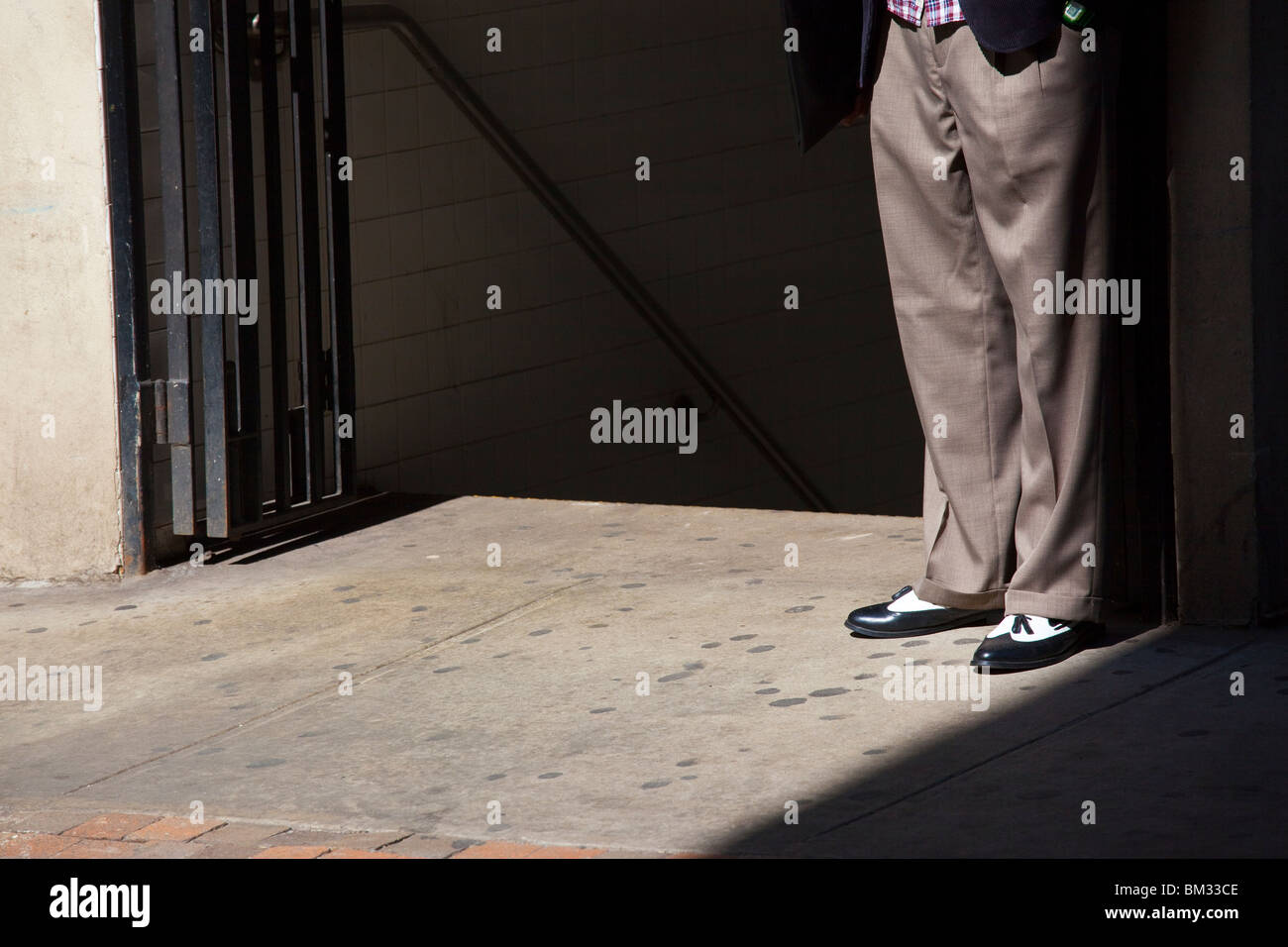 Mann an der Spitze von einem u-Bahn-Eingang in Manhattan, New York-Unterstadt Stockfoto