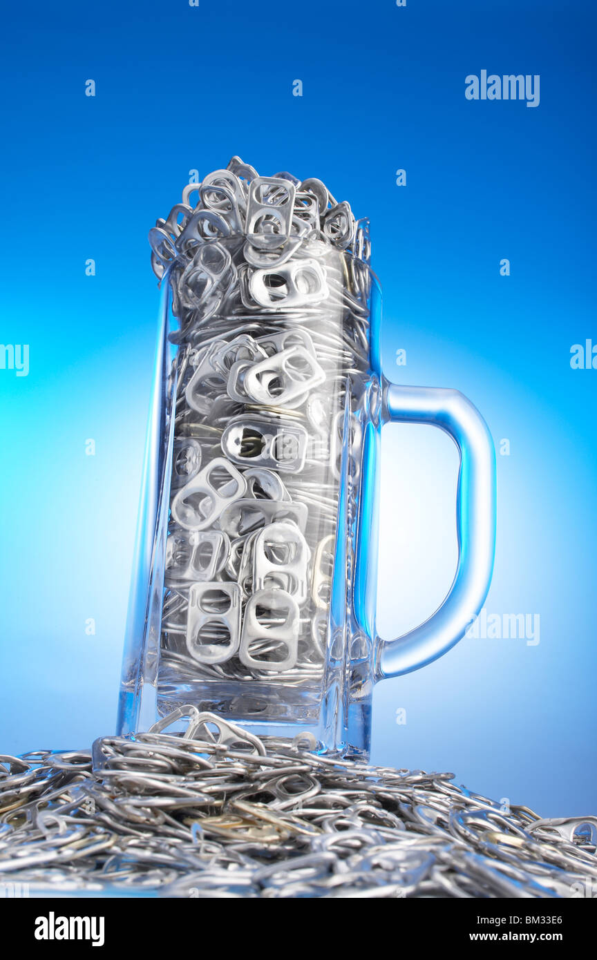 Bier Glas mit Aufenthalt - Tabs, Computer Graphic, blauer Hintergrund Stockfoto