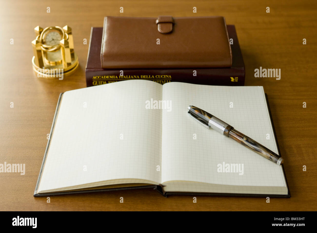 Tagebuch, Kugelschreiber, Notizblock und Buch auf einem Schreibtisch Stockfoto