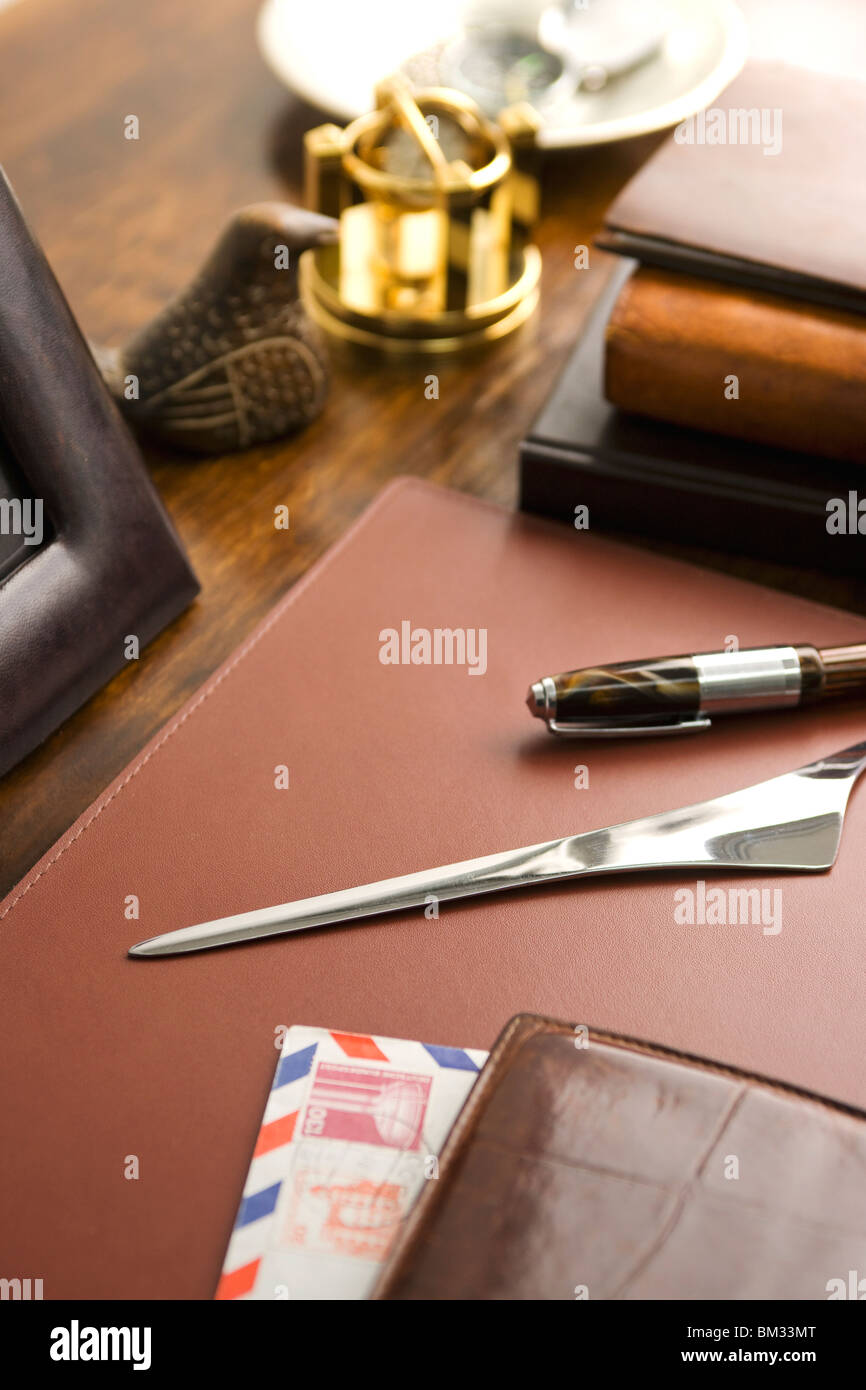 Brieföffner, Tagebuch, Mail und Kugelschreiber auf dem Schreibtisch Stockfoto