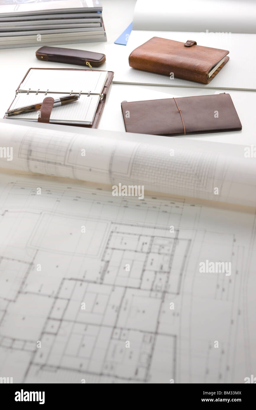 Blueprint und Tagebuch auf einem Schreibtisch Stockfoto