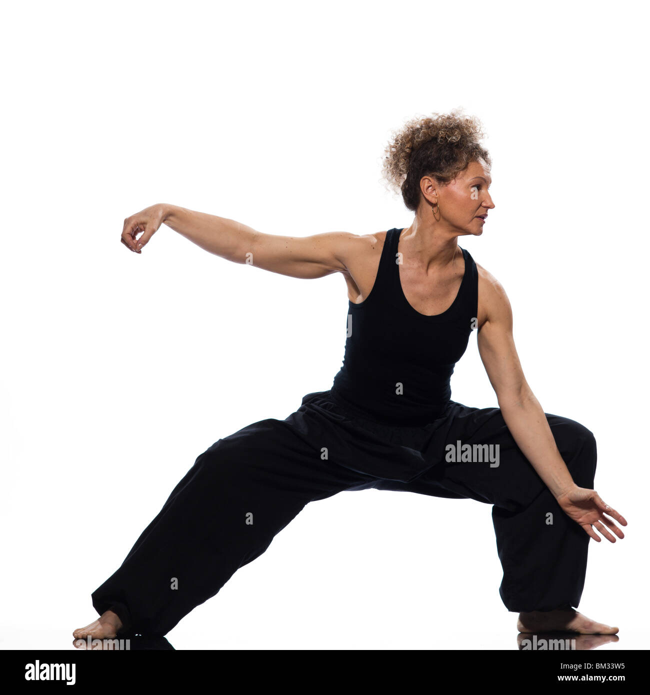 Reife Frau Taiji Tai Chi Chuan im Studio auf weißem Hintergrund isoliert Stockfoto