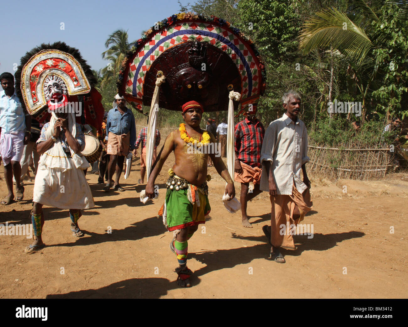 traditionelle Poothan und Thira Tänzer mit bunten Kostümen von einem Festival in Kerala, Indien Stockfoto