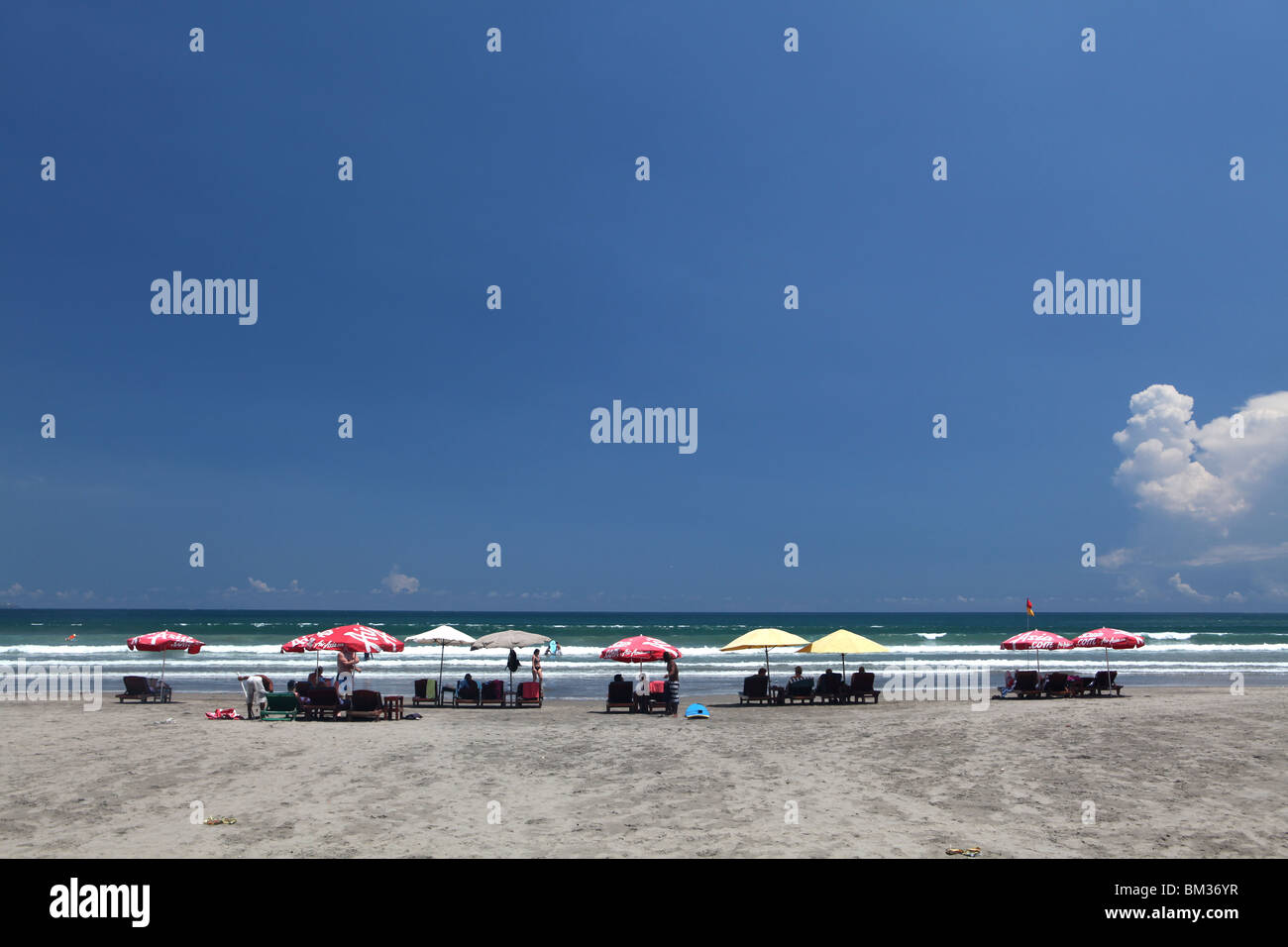 Ansicht des Legian Beach, in der Nähe von Kuta, berühmt für das Surfen in Bali, Indonesien. Stockfoto