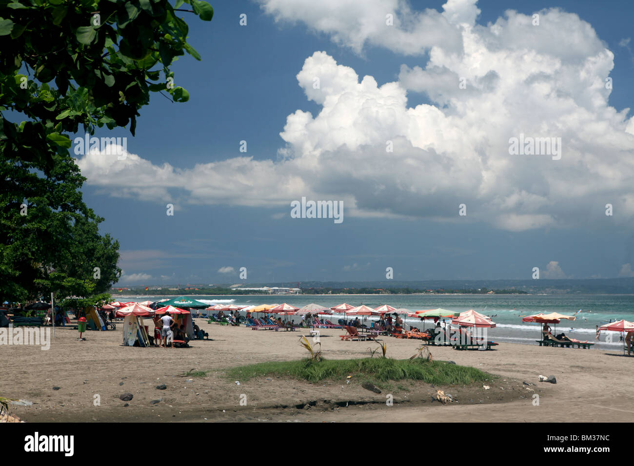 Ansicht des Legian Beach, in der Nähe von Kuta, berühmt für das Surfen in Bali, Indonesien. Stockfoto