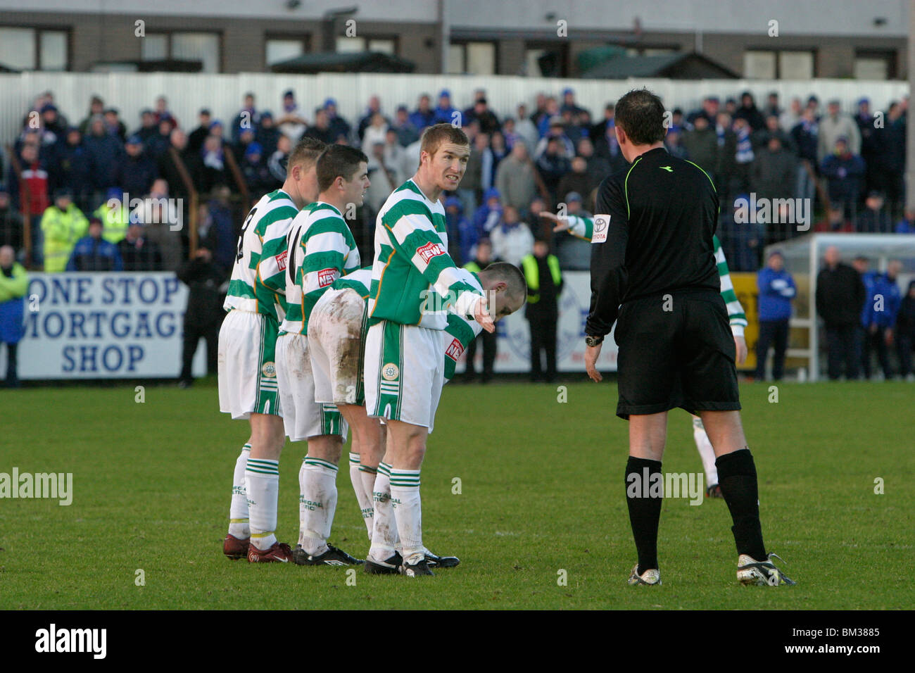 Schiedsrichter-Linien eine Wand für einen Freistoß in der ersten Sitzung der Donegal Celtic und Linfield in der irischen Liga 18. November 20 Stockfoto