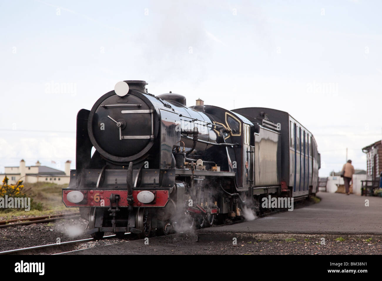 Dampflokomotive der dritten Klasse „Samson“ an der Dungerness Station an der Romney, Hythe, and Dymchurch Narrow Gauge Railway, Kent, Großbritannien Stockfoto