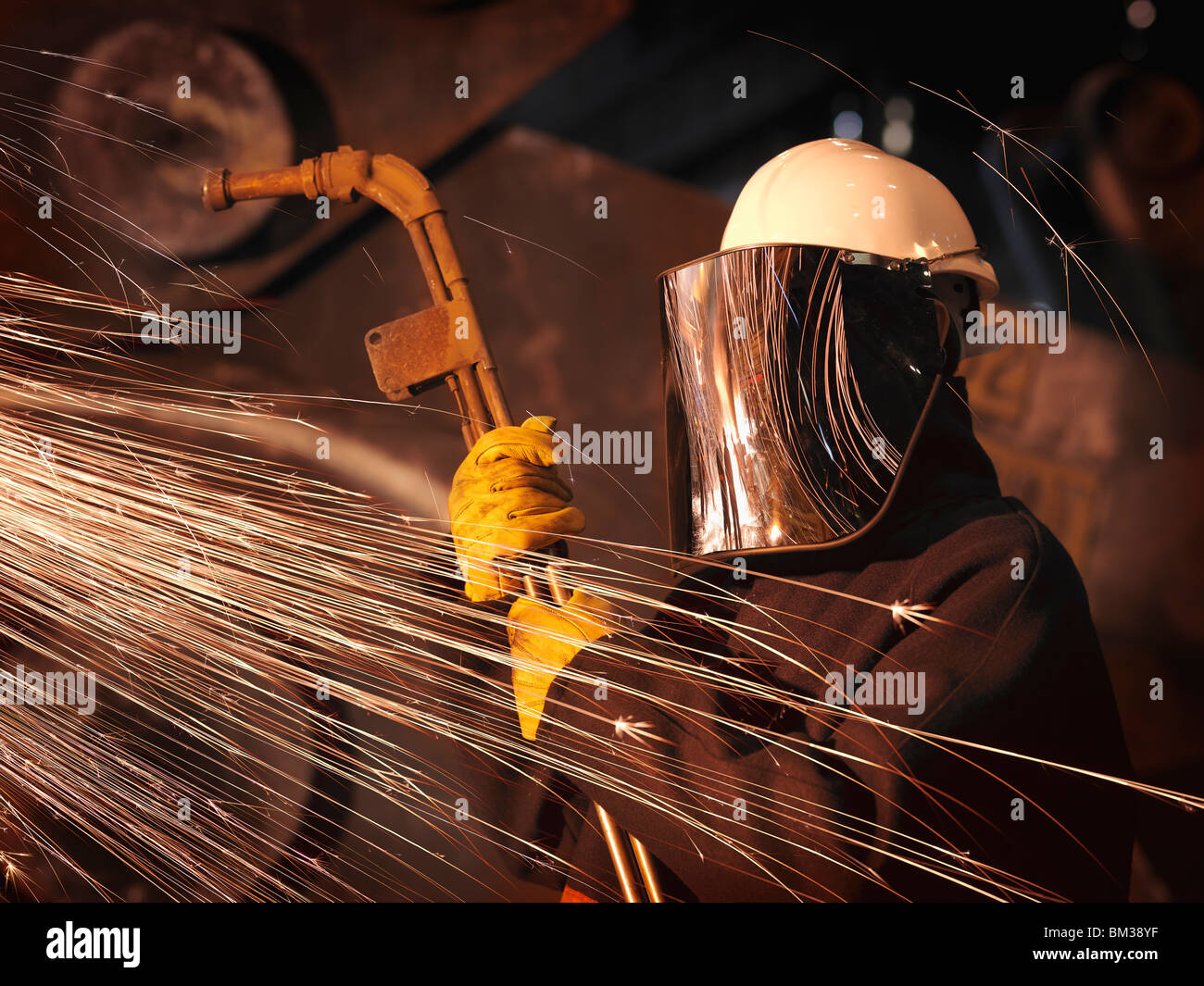 Stahlarbeiter mit Funken Stockfoto