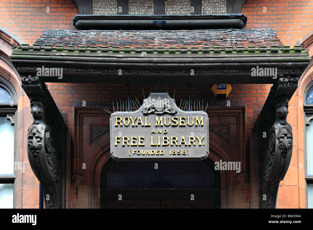 Eingang zum Royal Museum und freie Bibliothek Cantebury Kent England Stockfoto