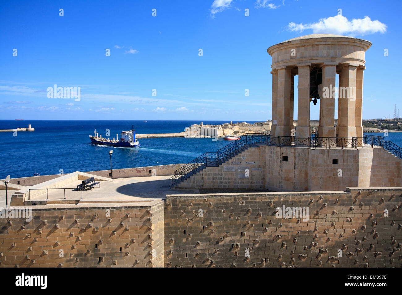 Ein Blick auf den Grand Harbour von der Lower Barracca Gärten. Ein großer Frachter ist, mit der Belagerung Glocke rechts Segeln. Stockfoto