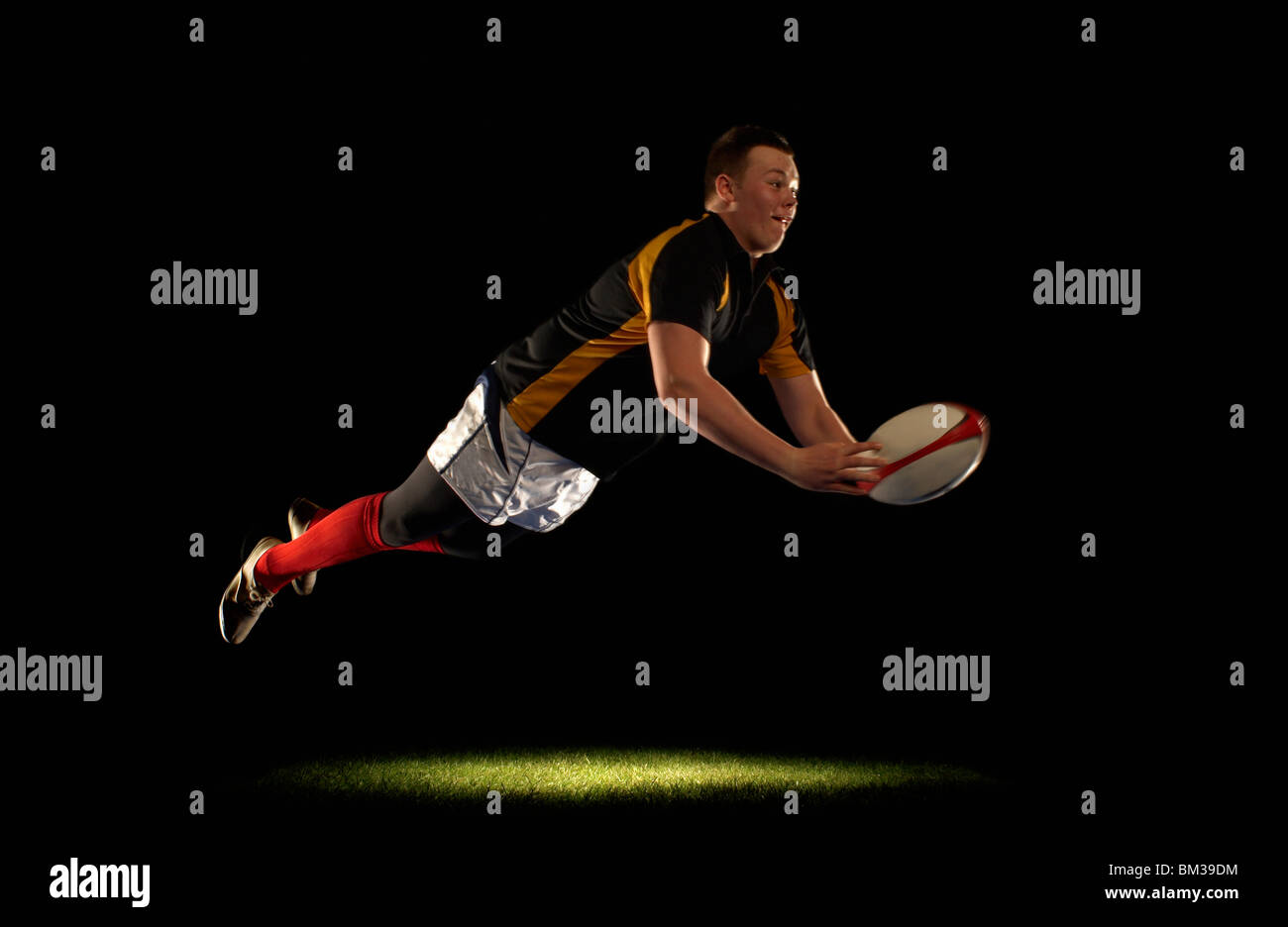 Rugby-Spieler tauchen einen Wurf ball Stockfoto